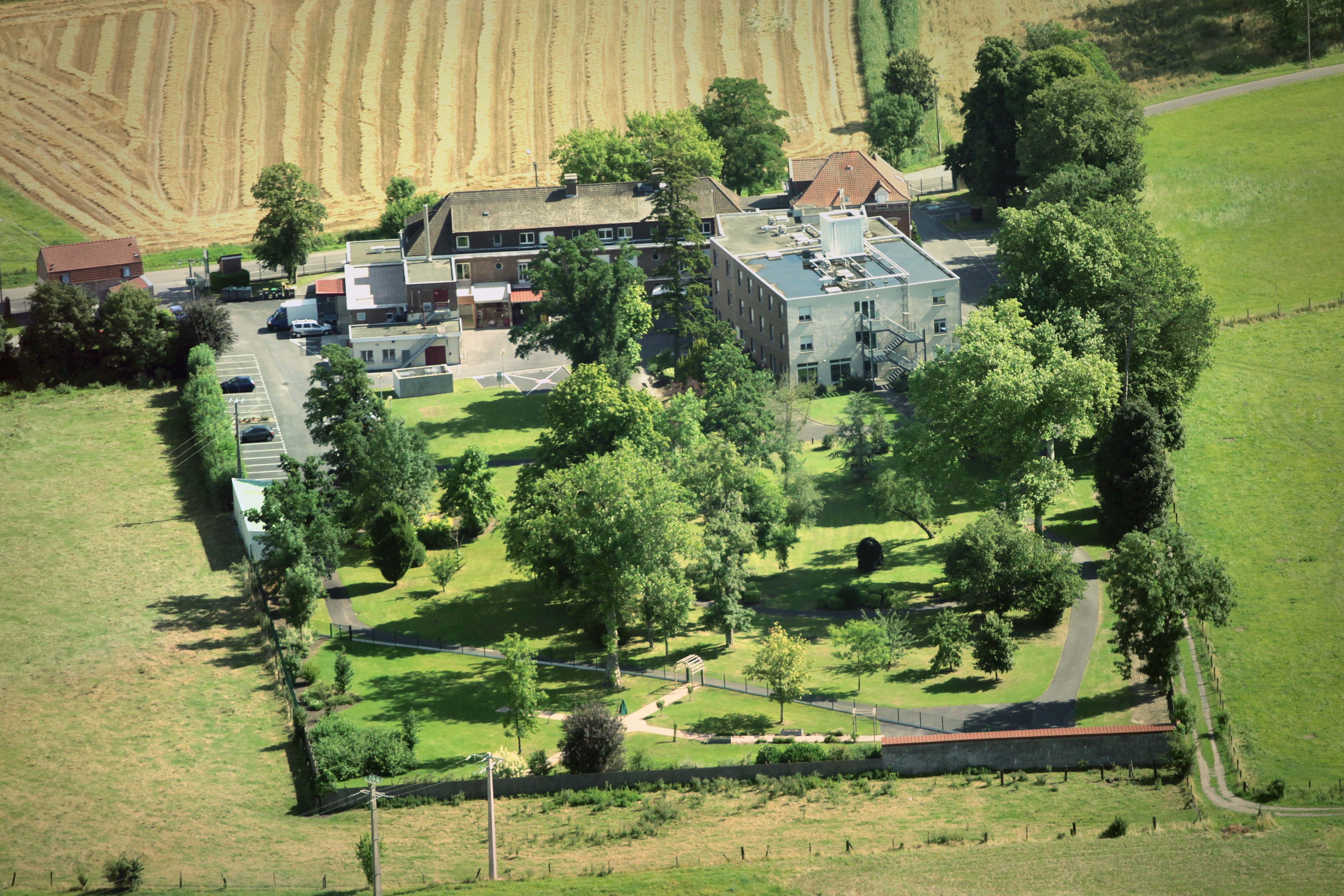 Vue aérienne de la Clinique Saint-Roch de Marchiennes et de son parc arboré